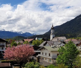 Bunter Hirsch Ferienwohnung im Garmischer Zentrum