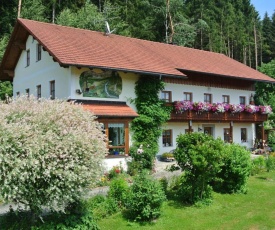 Haus Am Waldrand - Ferienwohnung Augustin